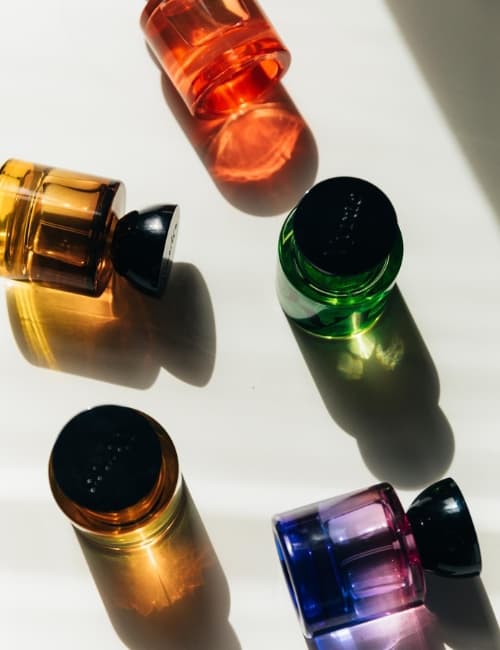 11 Eco-Friendly & Sustainable Perfumes For Scent-Sational Smells Image by Vyrao #sustainableperfumes #vegansustainableperfume #ecofriendlyperfume #naturalecofriendlyperfume #crueltyfreesustainableperfume #sustainablejungle