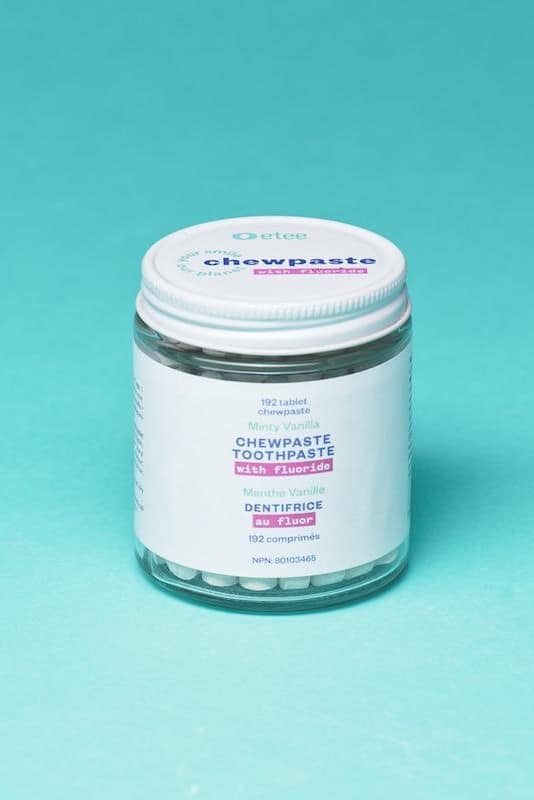 The whole idea of zero waste makes us smile, so we thought we’d take a moment to talk zero waste toothpaste Image by Etee #zerowastetoothpaste #sustainablejungle