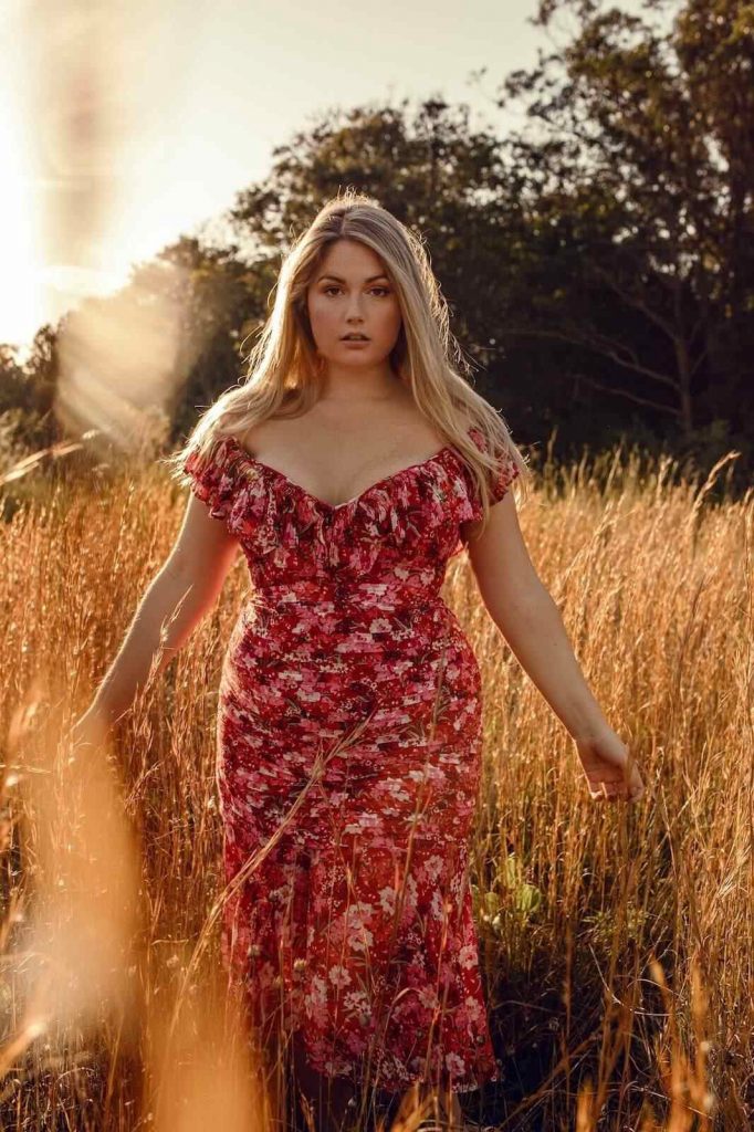 Say goodbye to having "nothing to wear". With clothing and dress rental online, you get the excitement of new clothes, while staying a minimalist consumer. Image by GlamCorner #fashionrental #sustainablefashion