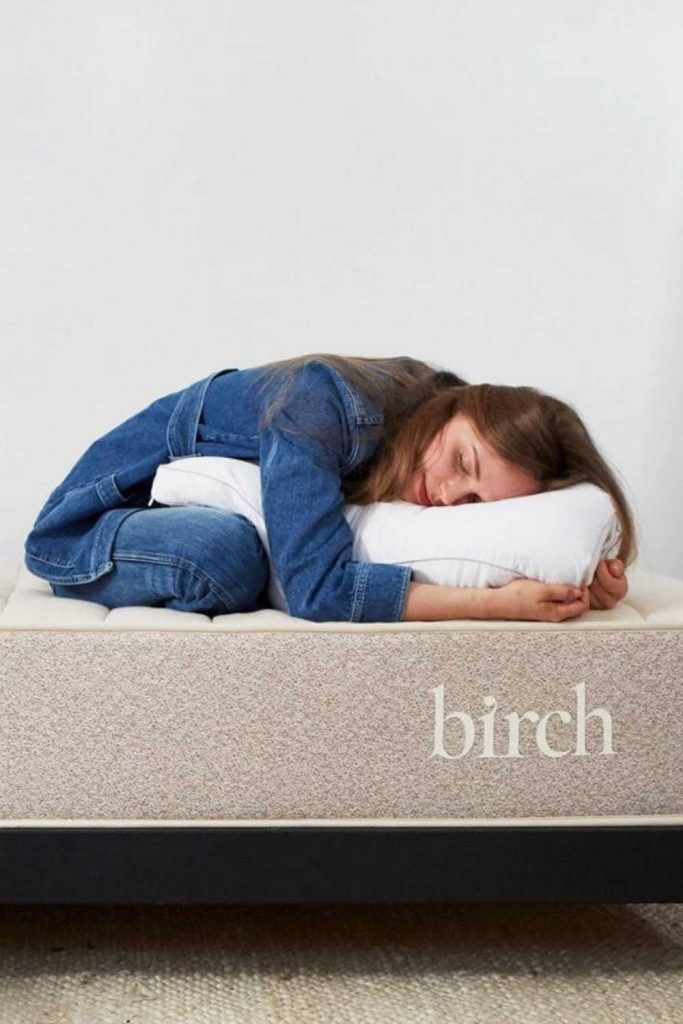 Looking for some sustainable shut eye? We've found some of the best eco friendly pillow brands for the greenest of dreams Image by Birch #sustainablepillows #ecofriendlypillows #sustainablejungle