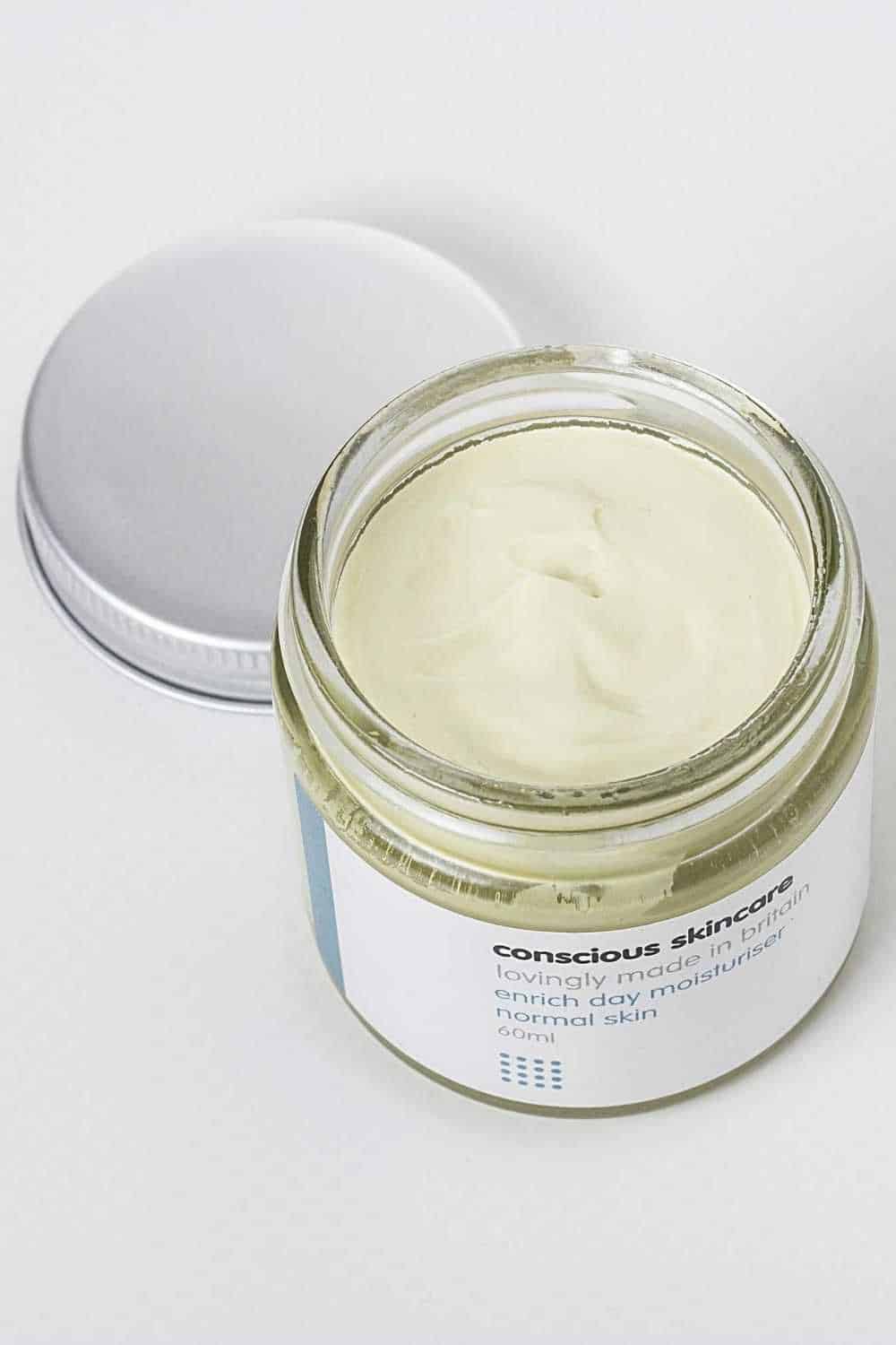 It’s pretty important then to to find a cruelty free moisturizer that works for both you and the environment. Which is why we’ve made a list of our favorites. All in support of positive, healthy and environmentally conscious choices when it comes to buying the best body care products. Image by Conscious Skincare #crueltyfreemoisturizer #sustainablejungle