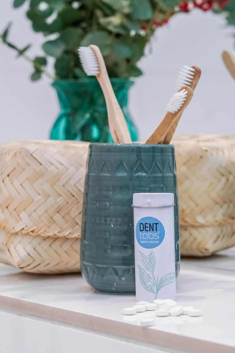The whole idea of zero waste makes us smile, so we thought we’d take a moment to talk zero waste toothpaste Image by DENTTABS #zerowastetoothpaste #sustainablejungle