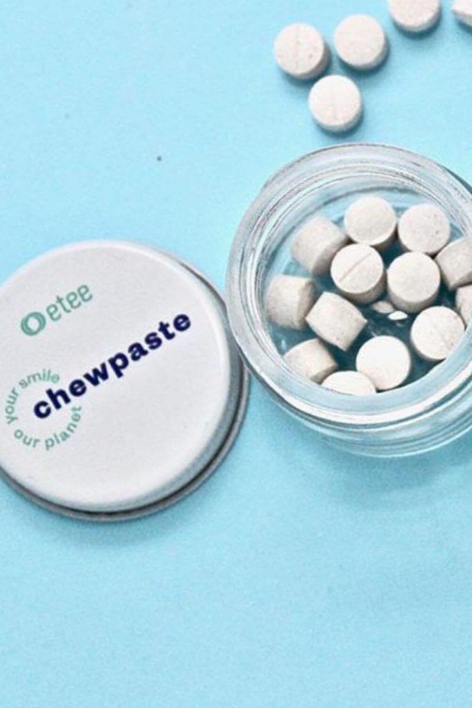 The whole idea of zero waste makes us smile, so we thought we’d take a moment to talk zero waste toothpaste Image by Etee #zerowastetoothpaste #sustainablejungle