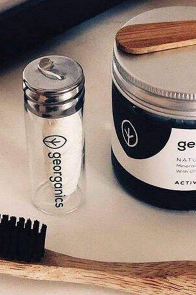 For those of us on the traditional pro-flossing side who are also trying to live a life of less waste we should absolutely aim to use a zero waste floss alternative. Image by Georganics #zerowastefloss #sustainablejungle