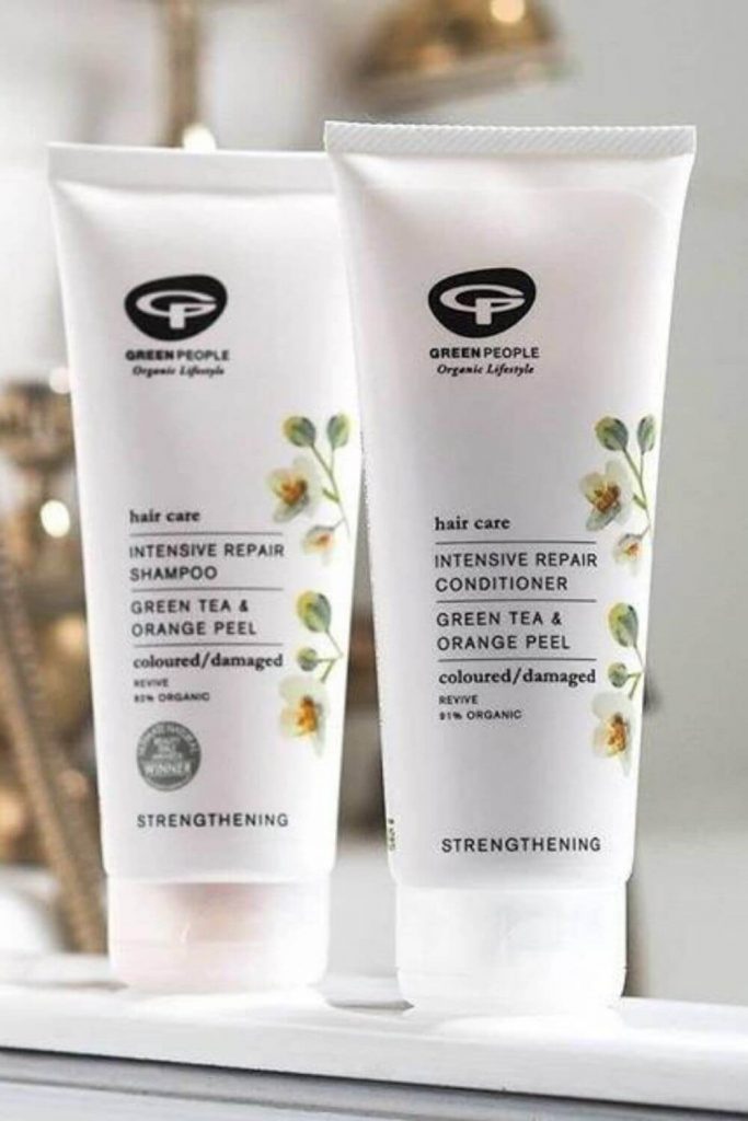 Whether you have dry or oily hair (or anything in between) there are environmentally friendly shampoo and conditioner brands on here that will do the trick, without leaving a stain on your conscience. Image by Green People #ecofriendlyshampooandconditioner #sustainablejungle