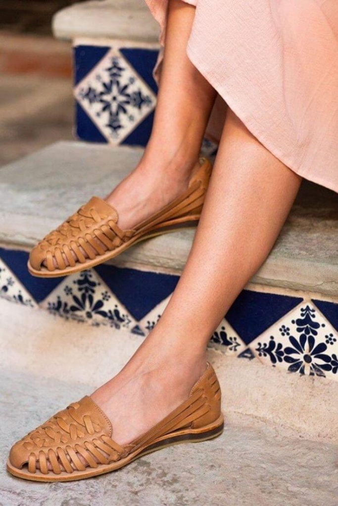 In the spirit of walking towards a greener future, we’ve been hunting for ethical and eco friendly sandals Image by Nisolo #ecofriendlysandals #ethicalfashion