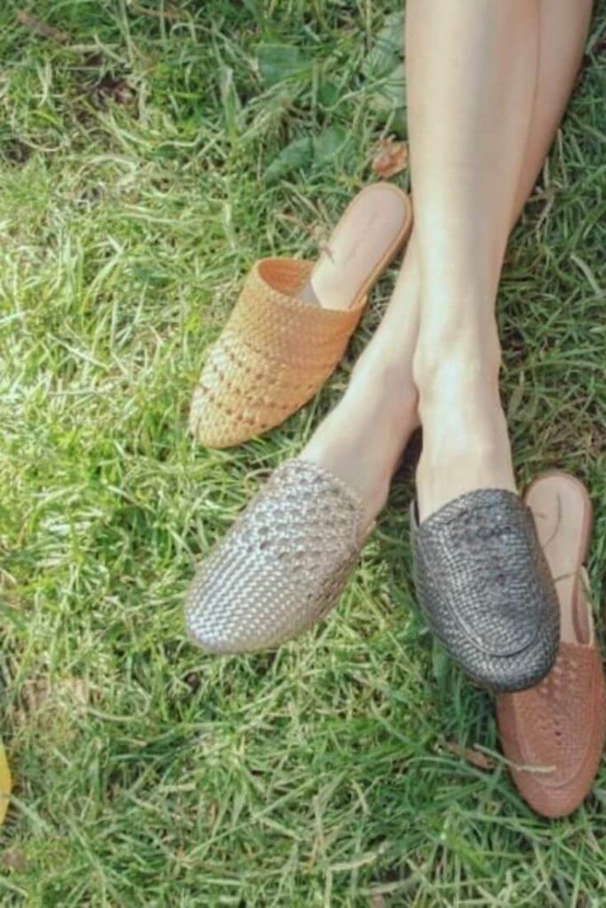 In the spirit of walking towards a greener future, we’ve been hunting for ethical and eco friendly sandals Image by Salt and Umber #ecofriendlysandals #ethicalfashion