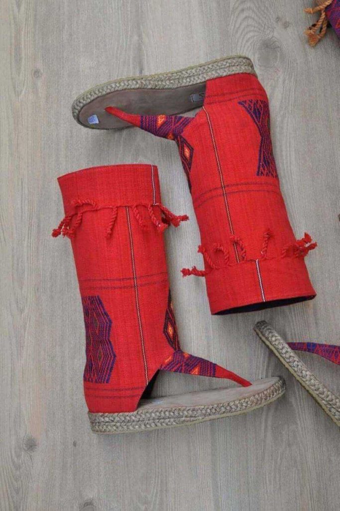 Here, we’re talking flip flops folks and any of these vegan, eco friendly and recycled flip flops we’ve listed here will do the trick if you need to buy new... Image by Siam Tip #ecofriendlyflipflops #recycledflipflops #sustainablejungle