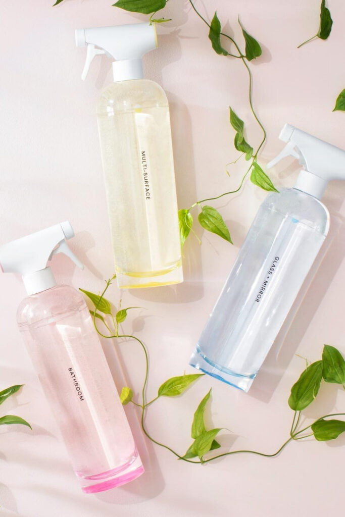 7 Zero Waste Cleaning Brands For a Plastic Free Polish #zerowastecleaningproducts #plasticfreecleaningproducts #sustainablejungle Image by Blueland