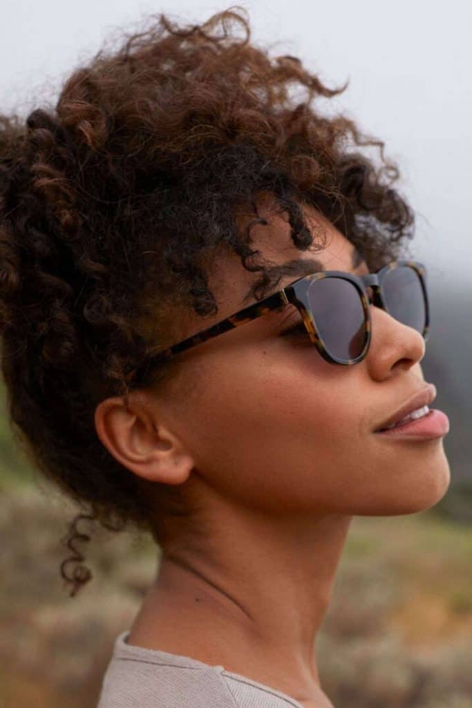 The possibilities of gifts for minimalists are not only abundant but are far less wasteful and impactful than traditional gifts. They just require a little more thought than a last-minute dash to the mall Image by Pala Eyewear #giftsforminimalists #sustainablejungle