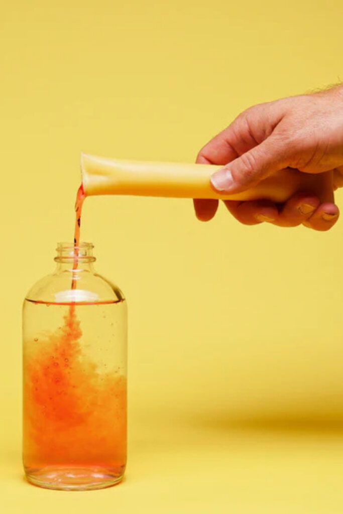 7 Zero Waste Cleaning Brands For a Plastic Free Polish #zerowastecleaningproducts #plasticfreecleaningproducts #sustainablejungle Image by etee