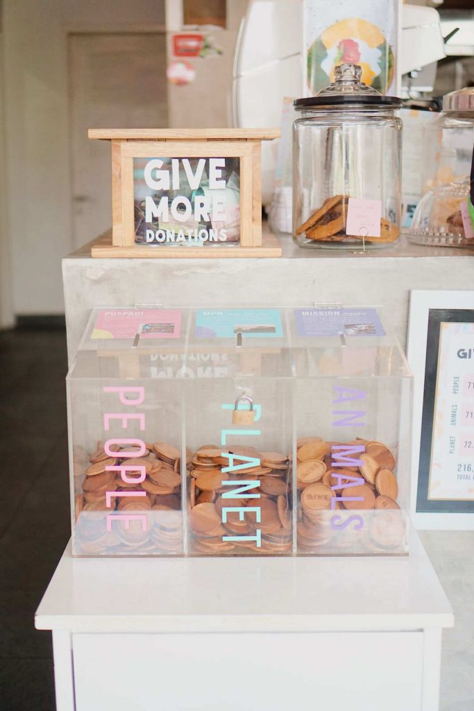 The possibilities of gifts for minimalists are not only abundant but are far less wasteful and impactful than traditional gifts. They just require a little more thought than a last-minute dash to the mall #giftsforminimalists #sustainablejungle