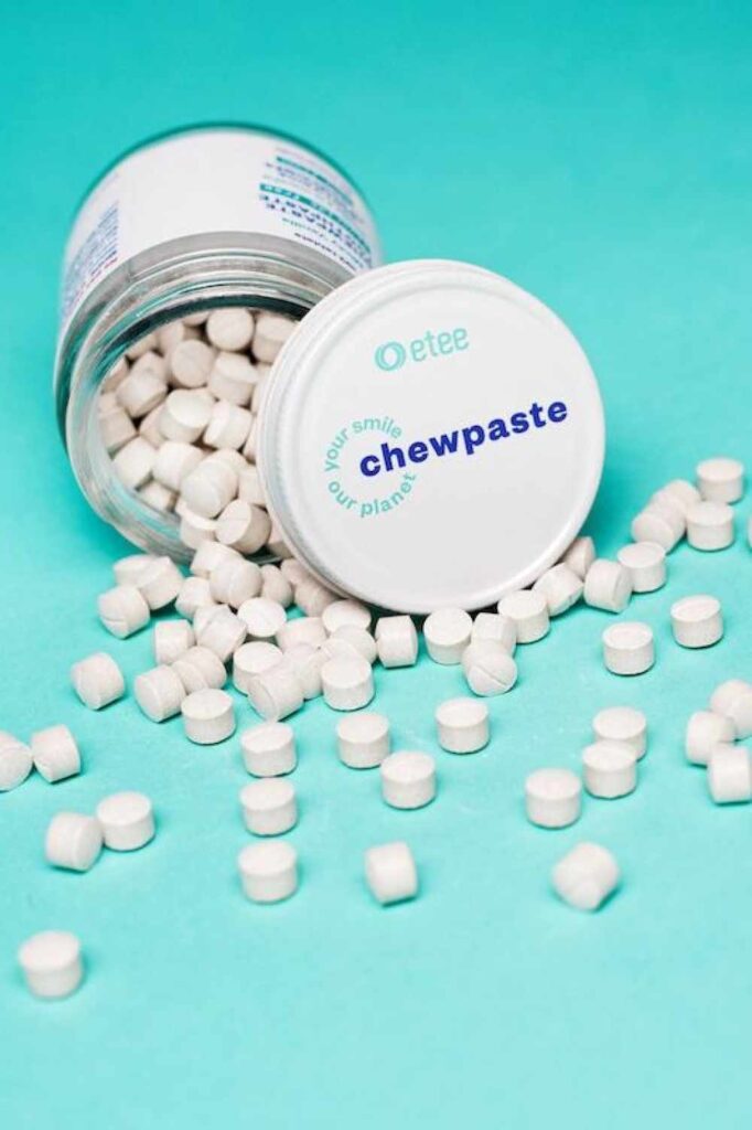 Toothpaste is probably the most regularly used body care product around which is why it was one of the first products we scrutinized for sustainable, cruelty free toothpaste alternatives... Image by etee #crueltyfreetoothpaste #vegantoothpaste #sustainablejungle