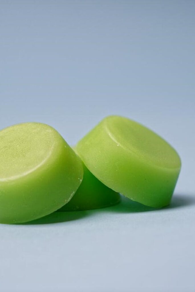 Whether you have dry or oily hair (or anything in between) there are environmentally friendly shampoo and conditioner brands on here that will do the trick, without leaving a stain on your conscience. Image by etee #ecofriendlyshampooandconditioner #sustainablejungle