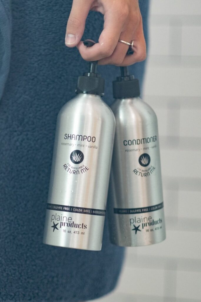 Switching to vegan and cruelty-free shampoo, conditioner, and other hair products is great but isn’t enough from an environmental perspective. Thankfully, there are now many zero waste shampoo and conditioners available.  Image by Plaine Products #zerowasteshampoo #zerowasteconditioner #sustainablejungle