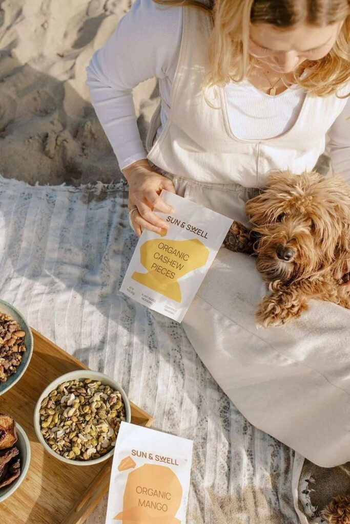 Thanks to a new wave of bulk stores online, we can order our favorite food, cleaning, beauty and body care products in a way that’s better for our planet and better for our pockets…right from the comfort of our home. Image by Sun & Swell Foods #bulkstoresonline #onlinebulkstores #bulkonlinestores #sustainablejungle