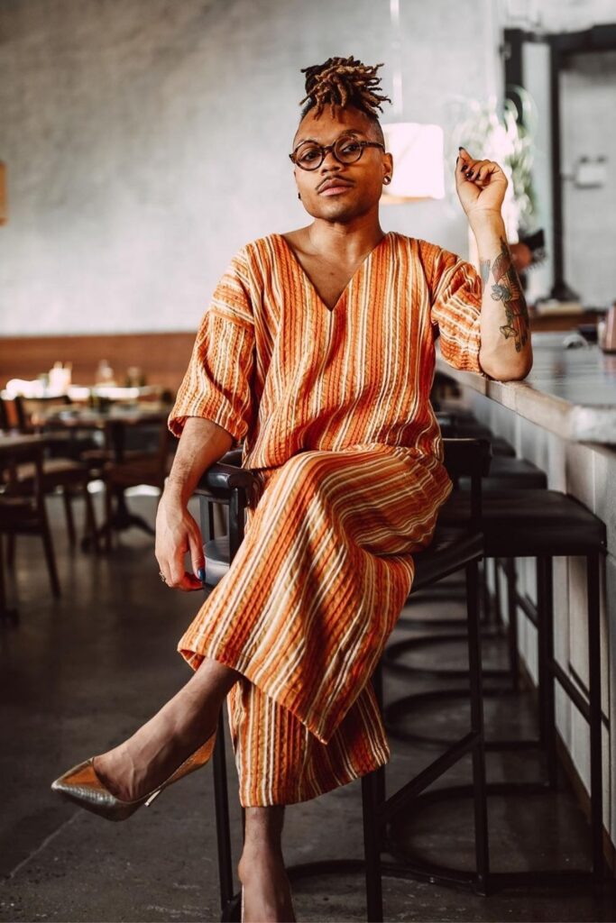 Binary fashion is coming to an end with a new breed of brands creating gender neutral clothing for more inclusive fluid fashion industry Image by tonlé #genderneutralclothing #genderneutrallclothingbrands #nonbinaryclothing #nonbinaryclothes #sustainablejungle
