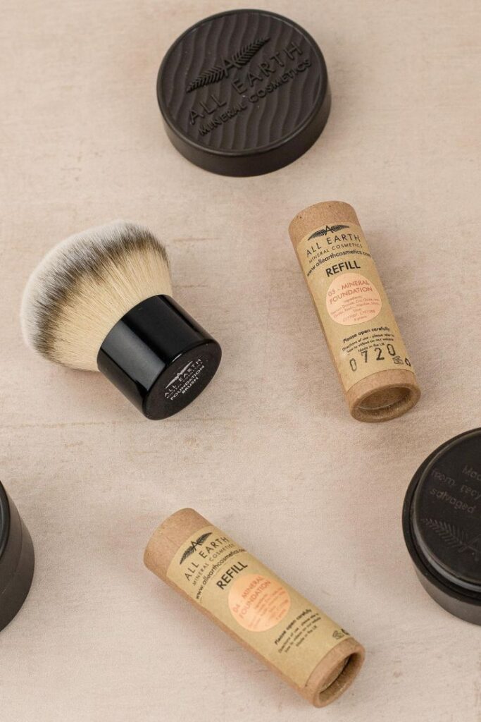 Finding zero waste makeup alternatives is no easy feat, because traditional containers are difficult (at best) to recycle, being often comprised of composite materials and components Image by All Earth Mineral Makeup #zerowastemakeup #zerowastecosmetics #plasticfreemakeup #sustainablejungle