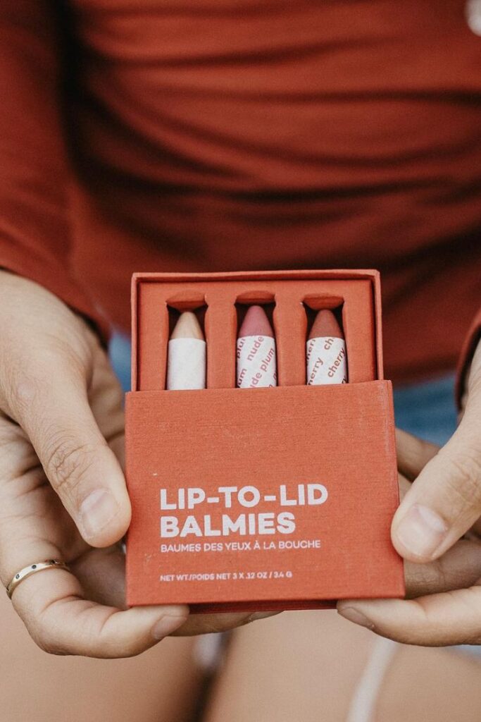 Finding zero waste makeup alternatives is no easy feat, because traditional containers are difficult (at best) to recycle, being often comprised of composite materials and components Image by Axiology #zerowastemakeup #zerowastecosmetics #plasticfreemakeup #sustainablejungle