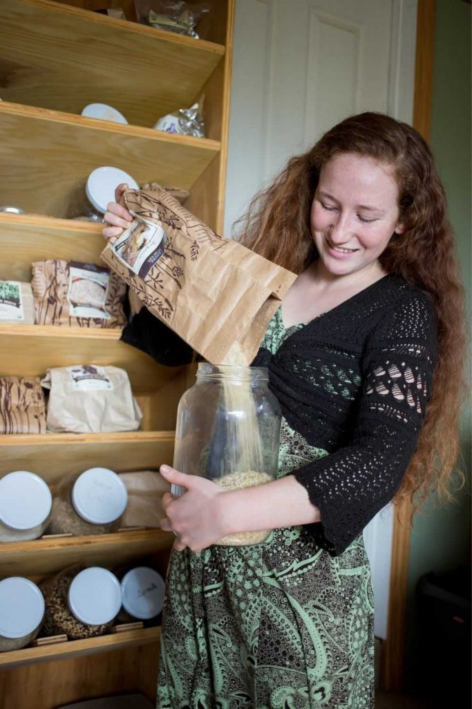 Thanks to a new wave of bulk stores online, we can order our favorite food, cleaning, beauty and body care products in a way that’s better for our planet and better for our pockets…right from the comfort of our home. Image by Azure Standard #bulkstoresonline #onlinebulkstores #bulkonlinestores #sustainablejungle