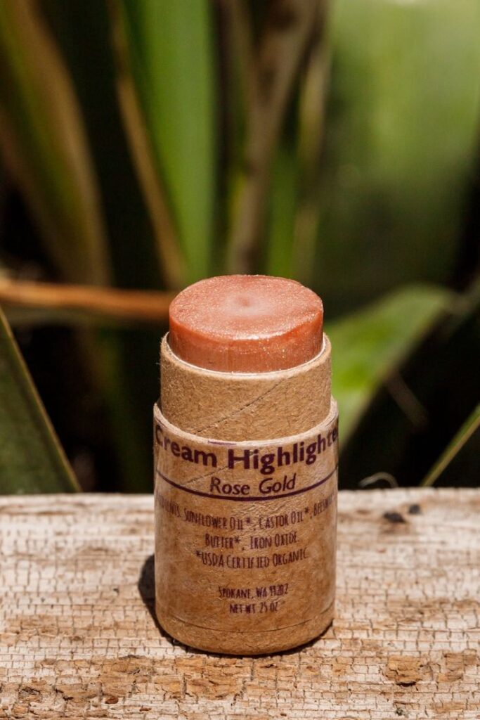 Finding zero waste makeup alternatives is no easy feat, because traditional containers are difficult (at best) to recycle, being often comprised of composite materials and components Image by Bee You Organics #zerowastemakeup #zerowastecosmetics #plasticfreemakeup #sustainablejungle