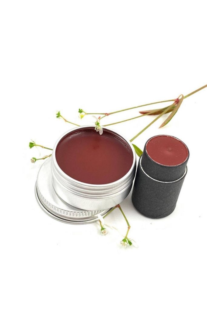 Lip balm is lovely. Lip balm in a plastic container. Ehh…not so much, so we’re zipping our lips to any single-use plastics with zero waste lip balms. Image by Dab Herb #zerowastelipbalm #sustainablejungle