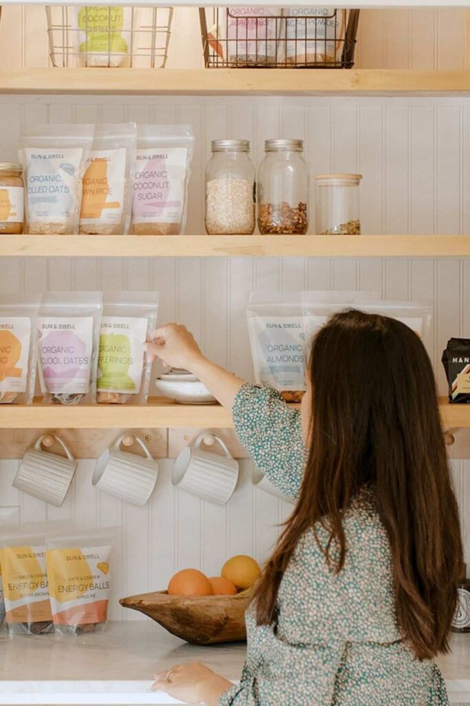 Thanks to a new wave of bulk stores online, we can order our favorite food, cleaning, beauty and body care products in a way that’s better for our planet and better for our pockets…right from the comfort of our home. Image by Sun & Swell Foods #bulkstoresonline #onlinebulkstores #bulkonlinestores #sustainablejungle