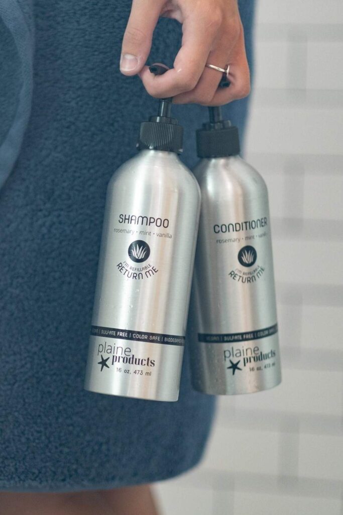 Whether you have dry or oily hair (or anything in between) there are environmentally friendly shampoo and conditioner brands on here that will do the trick, without leaving a stain on your conscience. Image by Plaine Products #ecofriendlyshampooandconditioner #sustainablejungle