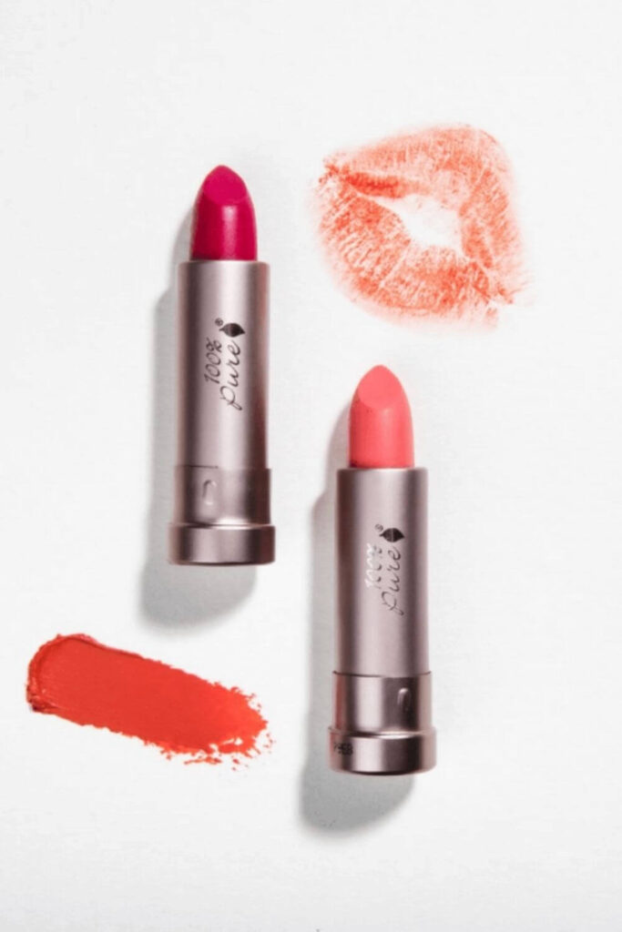 Roses are red, violets are blue, kissing is great, so here are some natural and organic lipsticks for you... Image by 100% Pure #organiclipstick #naturallipstick #sustainableJungle