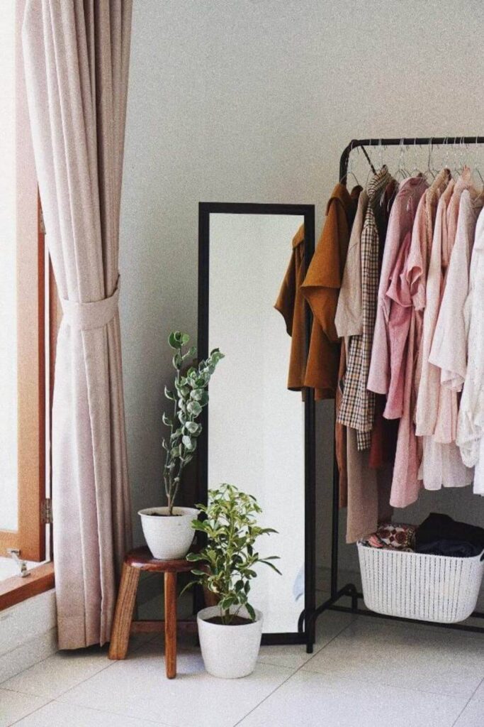 As wonderful as they are, thrift stores can be overwhelming and under organized. To prevent buyer’s remorse or going home empty-handed, we’ve put together some of the best thrift shopping tips and ideas. Image by Alexandra Lammerink via Unsplash #thriftshoppingtips #bestthriftshoppingtips #sustainablejungle