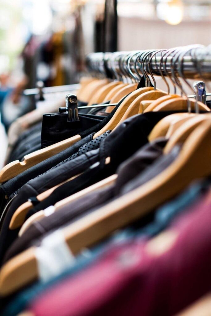 As wonderful as they are, thrift stores can be overwhelming and under organized. To prevent buyer’s remorse or going home empty-handed, we’ve put together some of the best thrift shopping tips and ideas. Image by Artificial Photography via Unsplash #thriftshoppingtips #sustainablejungle