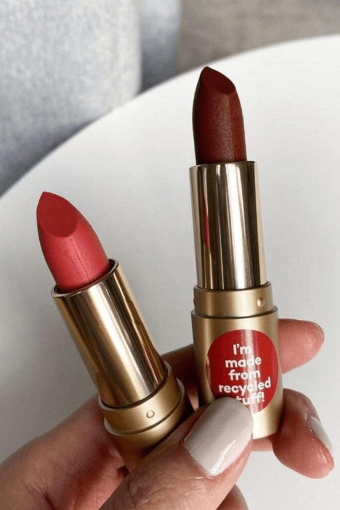 Roses are red, violets are blue, kissing is great, so here are some natural and organic lipsticks for you... Image by Axiology #organiclipstick #naturallipstick #sustainableJungle