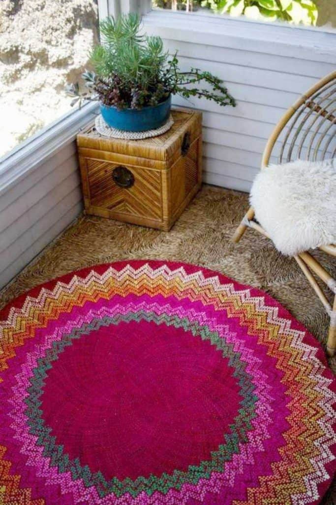 Let’s beat the dirt and toxins out of our homes and replace those planet-killing Persians with sustainable and eco friendly rugs instead.  Image by Ocelot Market #ecofriendlyrugs #sustainablerugs #sustainablejungle