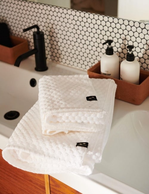 9 Sustainable Towels To Upgrade Your Bathroom And Support The Environment Image by Slowtide #sustainabletowels #sustainablebathtowels #sustainablekitchentowels #ecofriendlytowels #ecobathtowels #bestecofriendlytowels #sustainablejungle