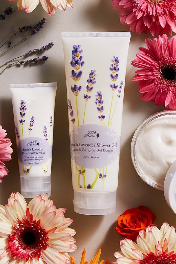 Most beauty brands sell chemically-laden body washes you wouldn’t use on your dog. Fortunately for peace of mind and a truly clean shower, there are several natural and organic body wash options available. Image by 100% Pure #organicbodywash #naturalbodywash #sustainablebodywash #sustainablejungle
