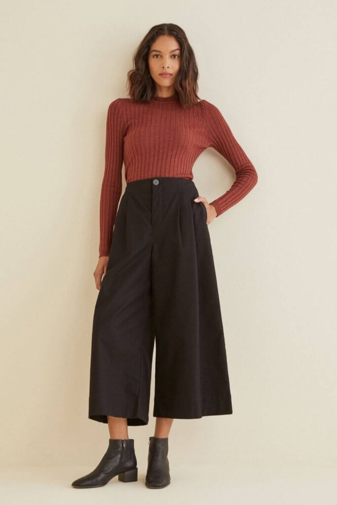 Wearing clothes made with natural materials is great and all, but wearing organic clothing made with natural materials is even better Image by Amour Vert #organicclothing #sustainablejungle