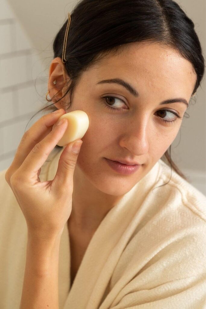 Natural and organic face wash is the skin superhero here and a critical component of any organic skincare routine. Here are the sustainable face wash brands we think will leave your pores (and the planet) feeling their most clean Image by Ethique #sustainablefacewash #ecofriendlyfacewash #organicfacewash #naturalfacewash #sustainablejungle