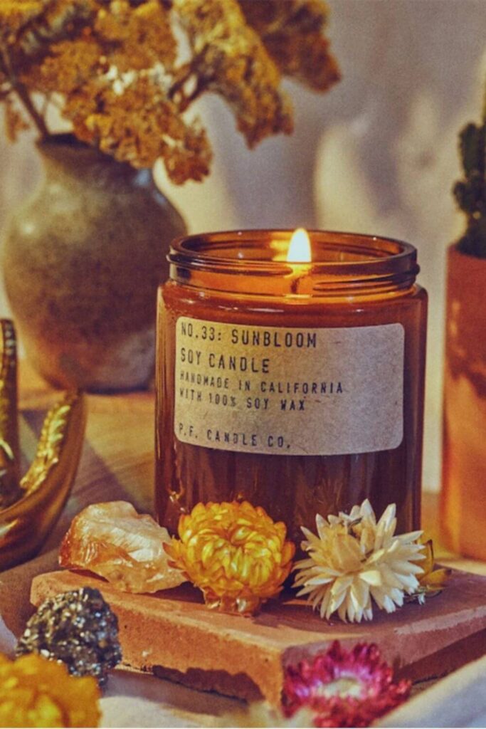 The advantages of sustainable candles are many. They’re better for our homes, better for our families, better for our lungs, and better for our planet. Not to mention better for our nerves… and isn’t that what candles are all about? Image by P.F. Candle Co #sustainablecandles #sustainablejungle