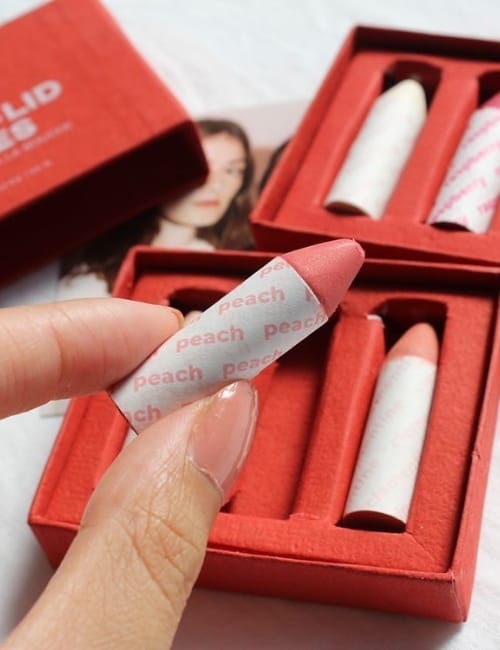 7 Organic & Eco-Friendly Lipsticks For 7 Sustainable Minutes In Heaven Image by Axiology #ecofriendlylipstick #ecofriendlylipsticktube #naturalecofriendlylipstick #sustainablelipstick #sustainablelipstickpackaging #bestsustainablelipstick #sustainablejungle