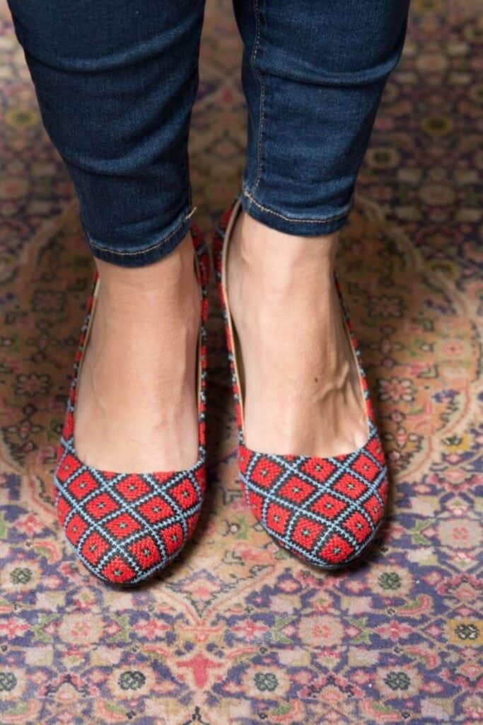 Living sustainably means taking it one step at a time, literally. But in a world where traditional footwear is anything but, you may be wondering, which are the ethical shoe brands? Image by Darzah #ethicalshoebrands #sustainableshoebrands #sustainablejungle