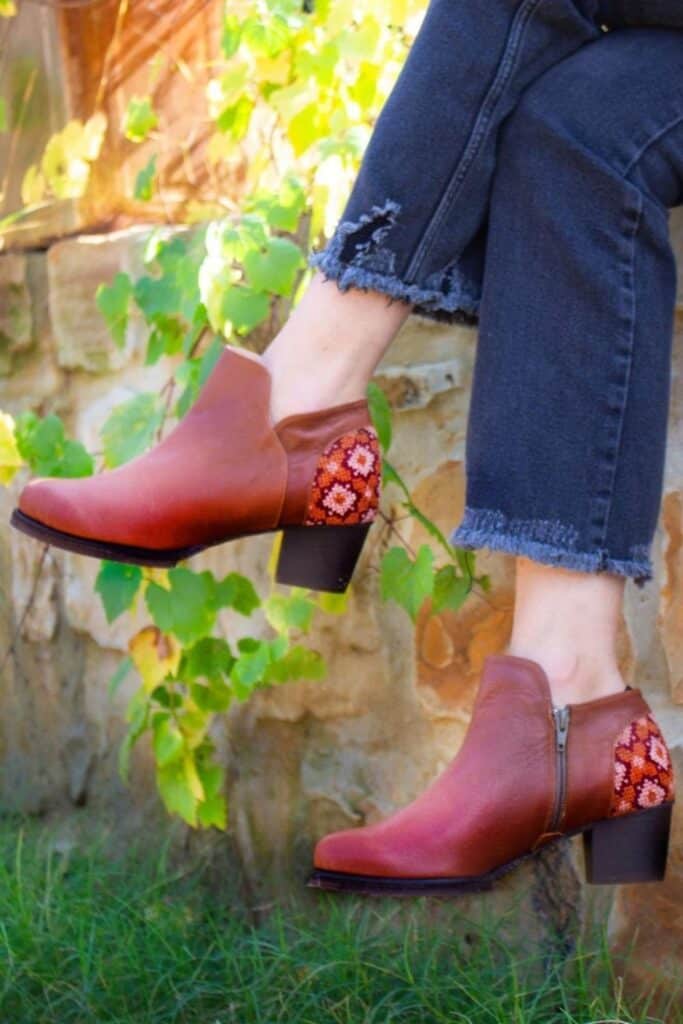 Living sustainably means taking it one step at a time, literally. But in a world where traditional footwear is anything but, you may be wondering, which are the ethical shoe brands? Image by Darzah #ethicalshoebrands #sustainableshoebrands #sustainablejungle