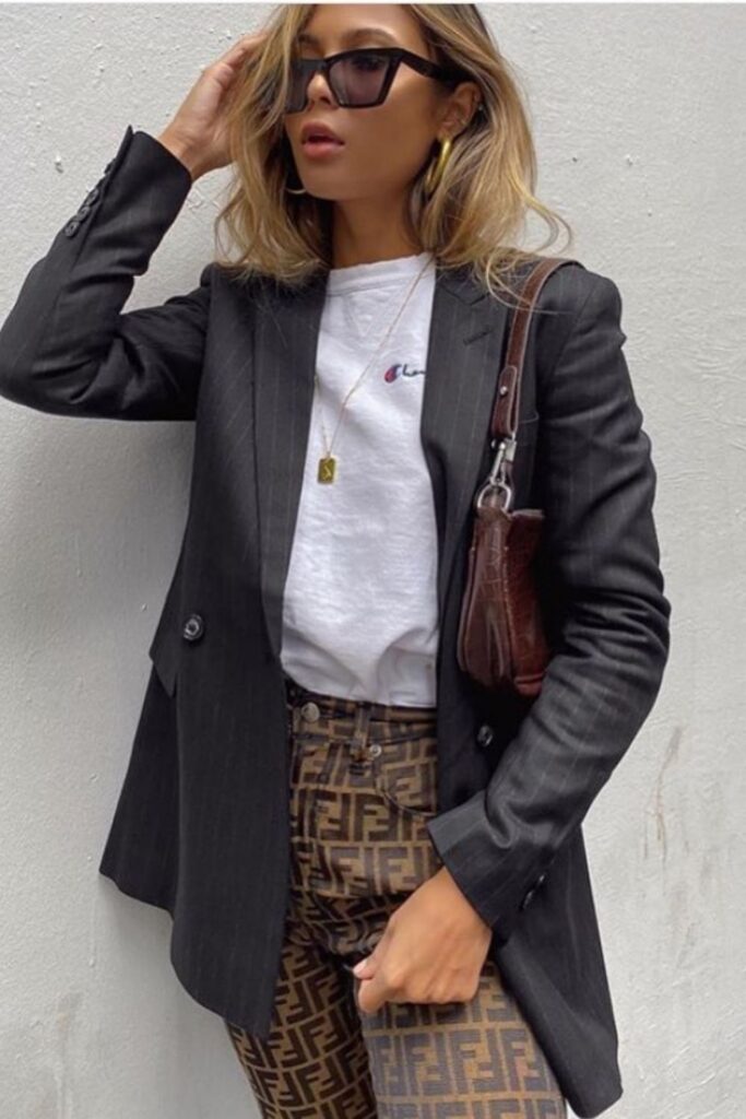 Platforms that allow you to sell used clothes online provide a win-win-win for over-cluttered homes, uncluttered wallets, and the rapidly-cluttering planet. Image by Tradesy #sellusedclothesonline #howtosellusedclothesonline #bestplacestosellusedclothesonline #sustainablejungle