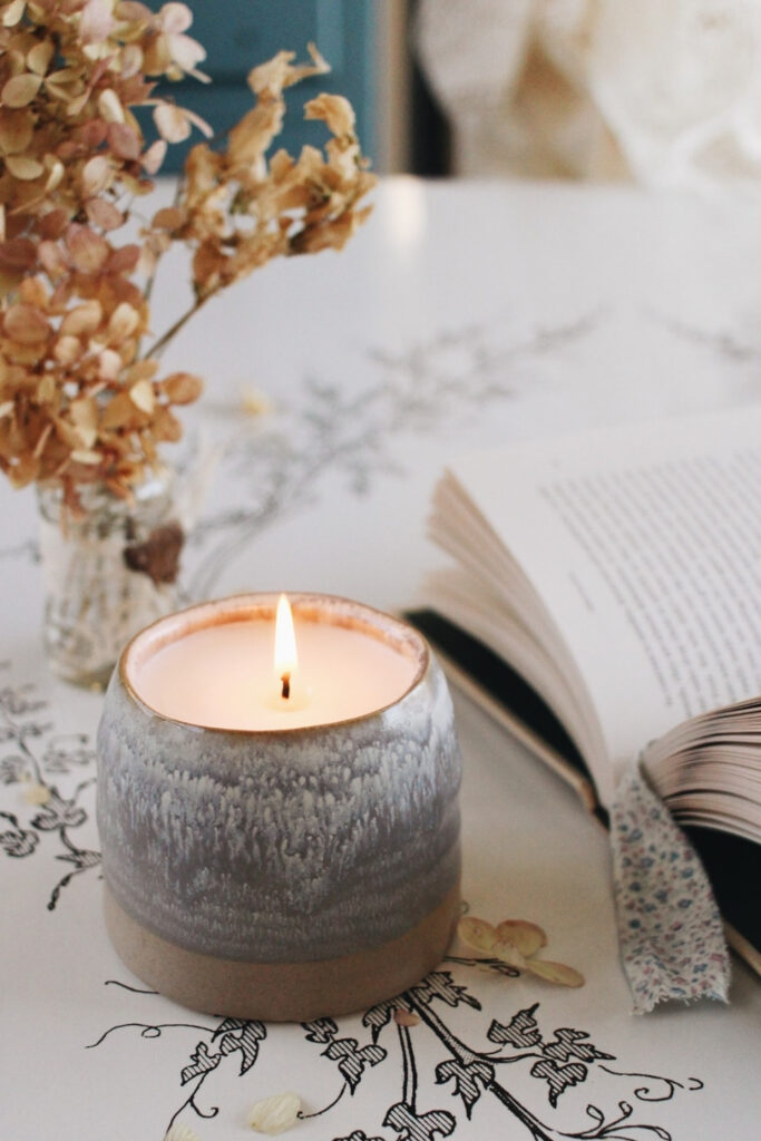 The advantages of sustainable candles are many. They’re better for our homes, better for our families, better for our lungs, and better for our planet. Not to mention better for our nerves… and isn’t that what candles are all about? Image by Hyggelight #sustainablecandles #sustainablejungle