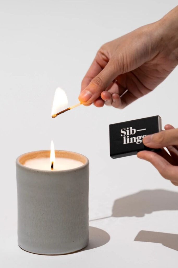 The advantages of sustainable candles are many. They’re better for our homes, better for our families, better for our lungs, and better for our planet. Not to mention better for our nerves… and isn’t that what candles are all about? Image by Siblings #sustainablecandles #ecofriendlycandles #sustainablejungle