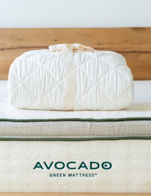 9 Natural & Organic Mattress Protectors To Extend Your Sustainable Slumber Images by Avocado #organicmattressprotectors #organicmattresspad #organiccottonmattressprotector #nontoxicwaterproofmattresspad #nontoxicmattessprotectors #nontoxicmattresscover #sustainablejungle