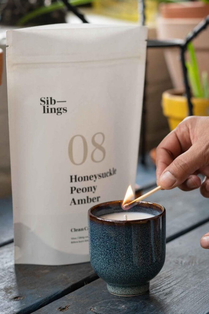 The advantages of sustainable candles are many. They’re better for our homes, better for our families, better for our lungs, and better for our planet. Not to mention better for our nerves… and isn’t that what candles are all about? Image by Siblings #sustainablecandles #ecofriendlycandles #sustainablejungle