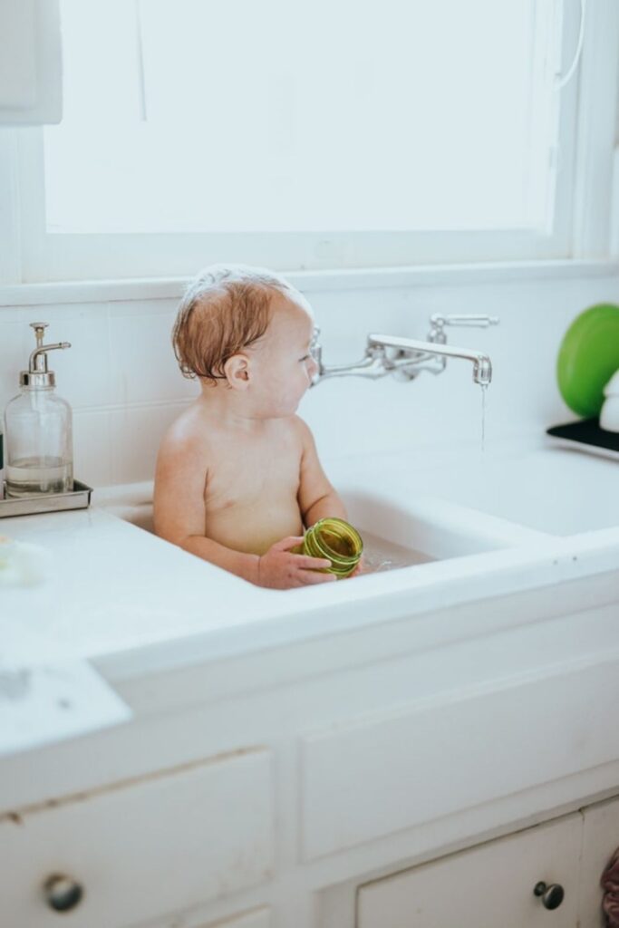 Congratulations on welcoming a new addition to your family! Raising a zero waste baby is easier than you might think. Less is more, and reusing is key. Photo by Nathan Dumlao via Unsplash #zerowastebaby #sustainablejungle