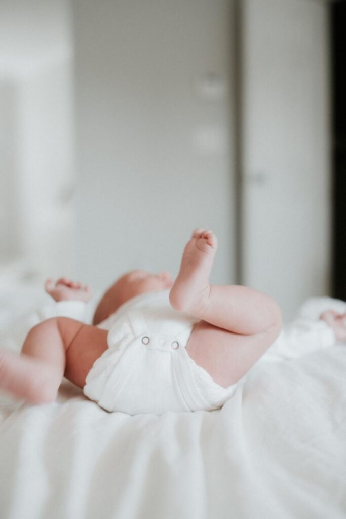 Congratulations on welcoming a new addition to your family! Raising a zero waste baby is easier than you might think. Less is more, and reusing is key. Photo by zelle duda via Unsplash #zerowastebaby #sustainablejungle