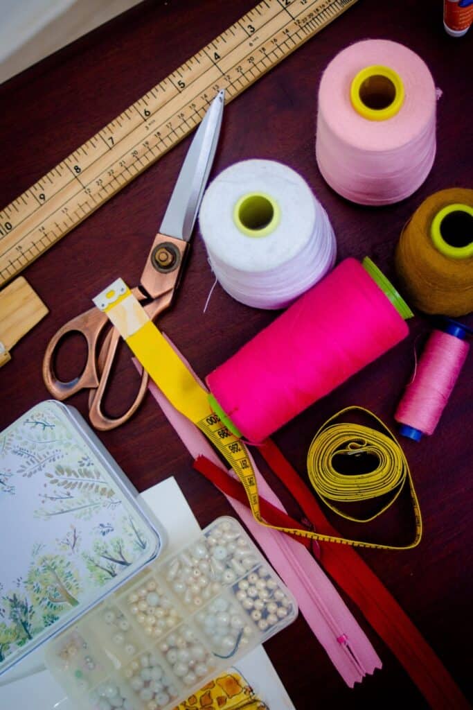 In need of a closet purge? Tired of a worn-out wardrobe? At some point, we’re faced with the question of what to do with old clothes. Image by Darling Arias on Unsplash #whattodowitholdclothes #sustainablejungle