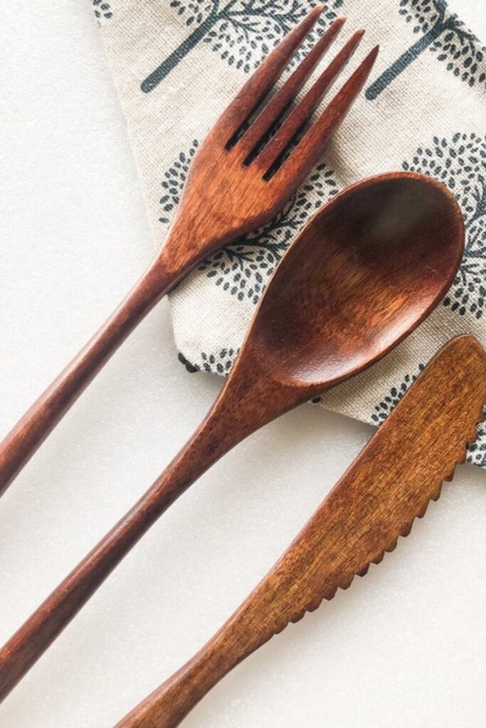 Sustainable and eco friendly cutlery not only look better and feel better, but they’re not taking a bite out of the planet every time you do the same. Image by SmileBoutiques #ecofriendlycutlery #sustainablecutlery #sustainablejungle
